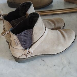 Tan Teva Boots with Waterproof Leather Finish and Decorative Strap- Size 9